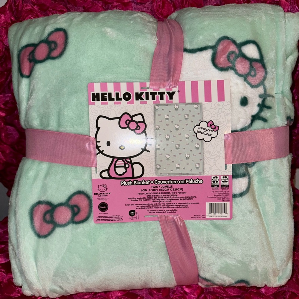 Hello kitty plush blanket 💚
